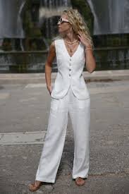 How to Style Women’s Linen Suits for Weddings?