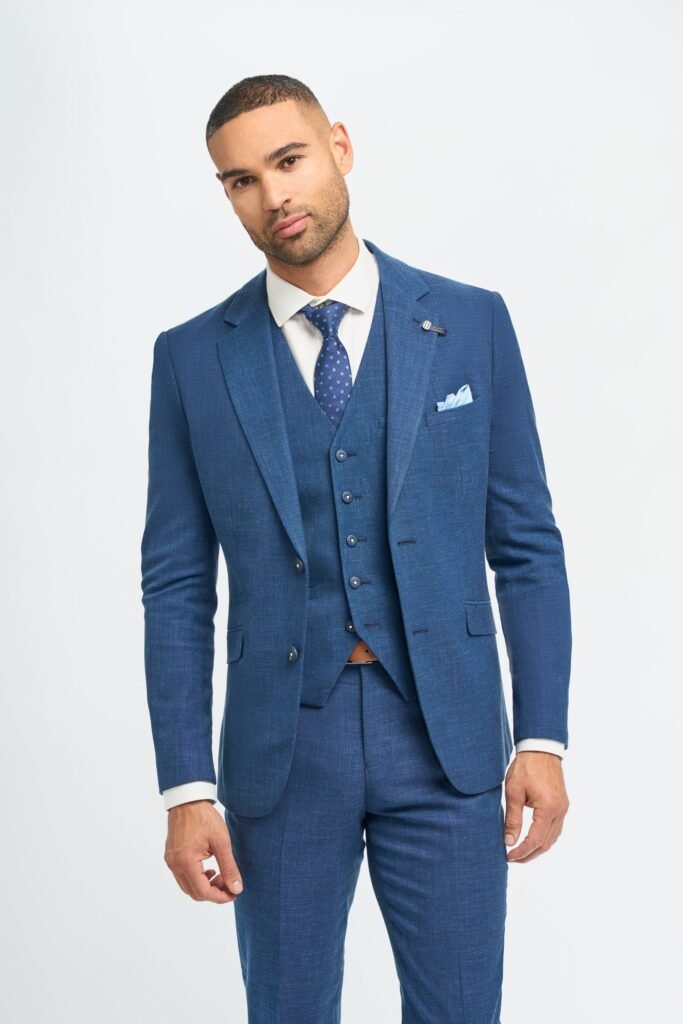 Should You Wear a Tie With a Linen Suit?