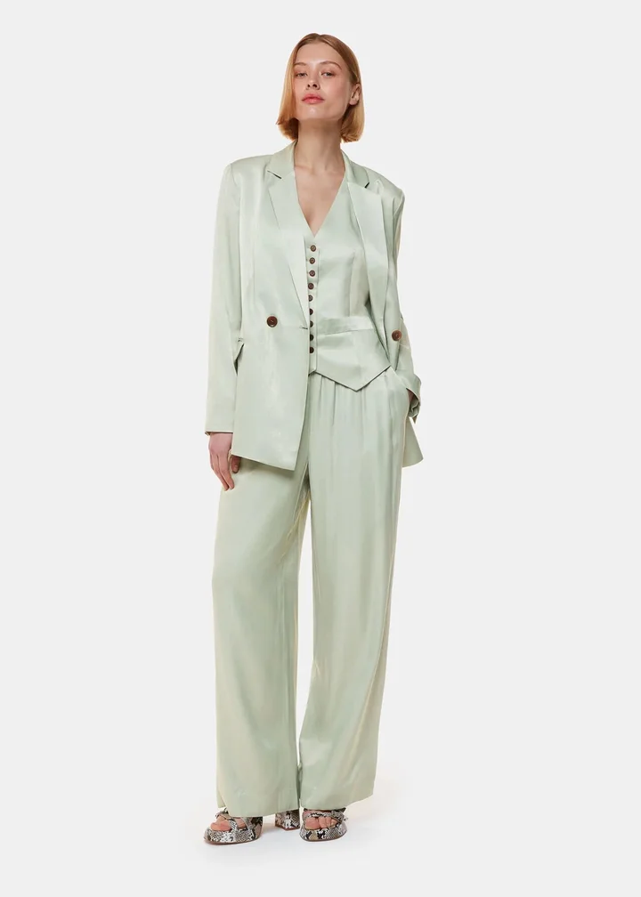 Why Women’s Linen Pantsuits Are Perfect for Wedding Guests?